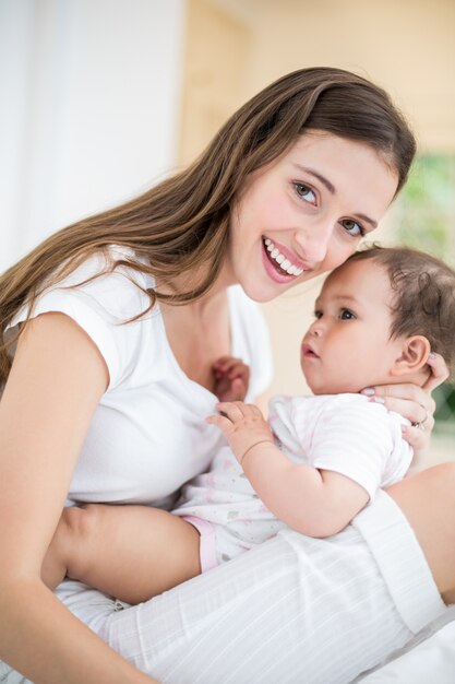 Retrato de la feliz madre con bebé