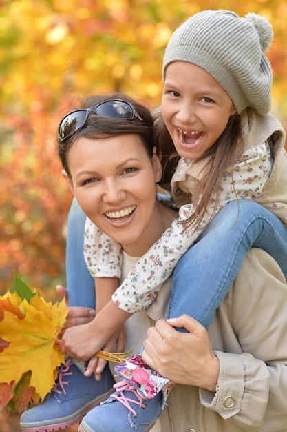 Retrato de feliz madre e hija abrazándose al aire libre