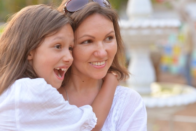 retrato, de, feliz, madre e hija, abrazar