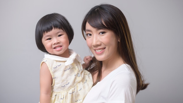 Un retrato de feliz madre e hija asiáticas