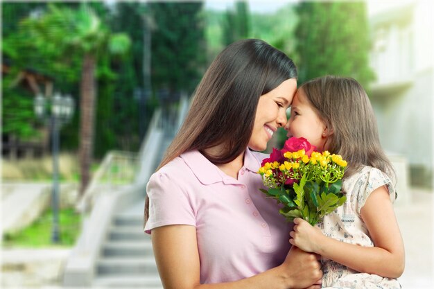 Foto retrato, de, feliz, madre e hija, con, flores