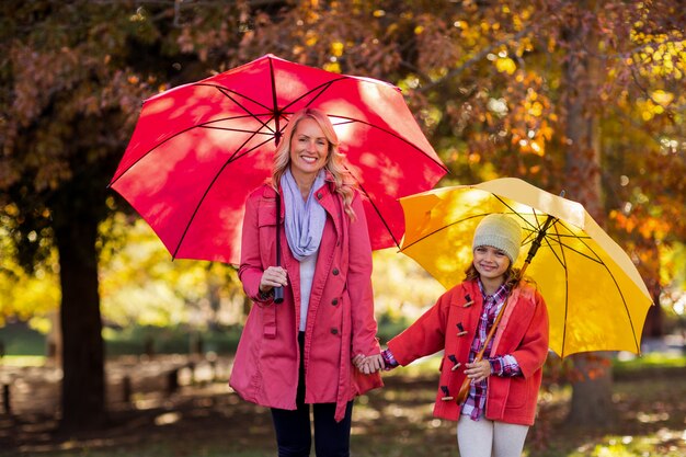 Retrato de la feliz madre e hija en el parque