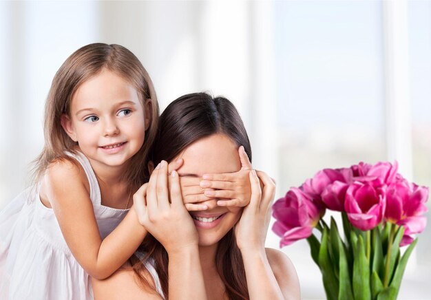 retrato, de, feliz, madre e hija, tenencia, flores