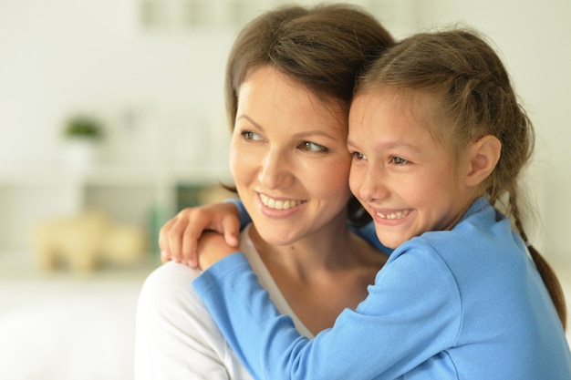 Retrato, de, un, feliz, madre, con, hija, en casa