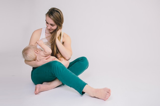 Retrato de la feliz madre con su pequeño bebé