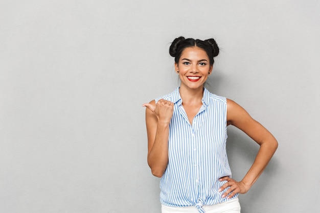 Retrato, de, un, feliz, mujer joven, aislado, señalar