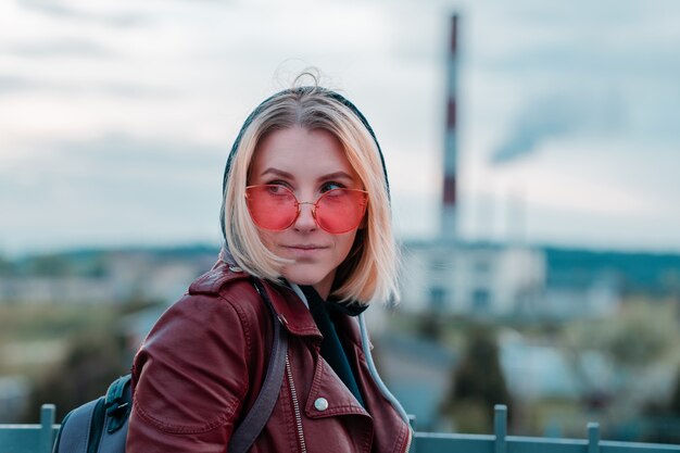 Retrato, de, feliz, mujer joven, en, un, rojo, anteojos