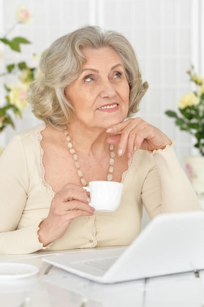 retrato, de, feliz, mujer mayor, bebida, té