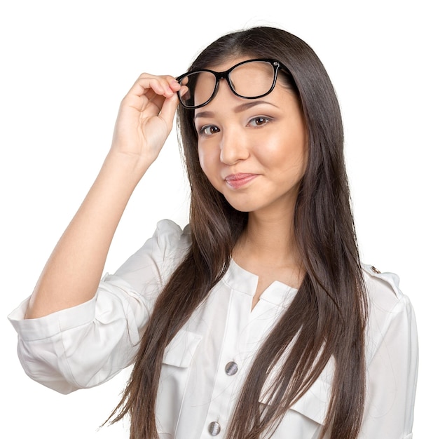 Retrato feliz de la mujer de los vidrios gafas que mira la cámara