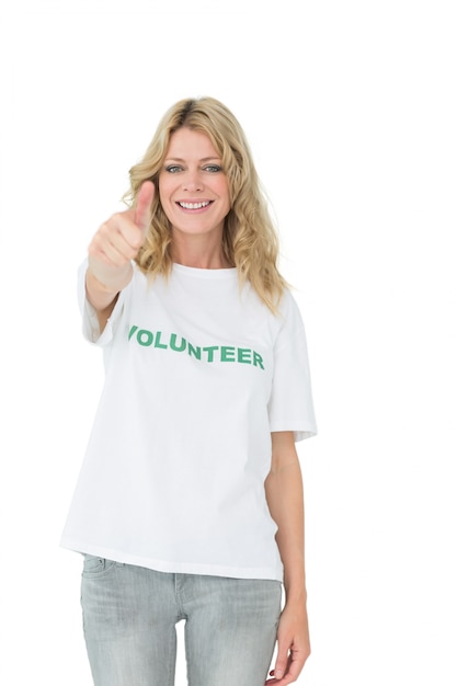 Foto retrato de una feliz mujer voluntaria gesticular pulgares arriba