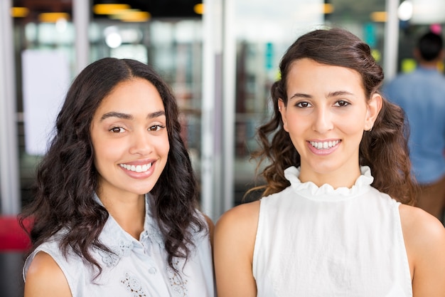 Retrato, de, feliz, mujeres ejecutivas