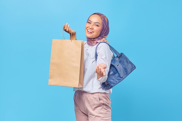 Retrato, de, feliz, niña joven, tenencia, bolsa de compras