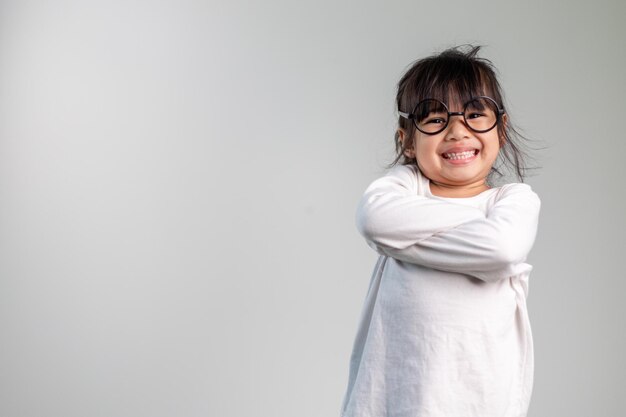 Retrato de feliz niño asiático sobre fondo blanco.