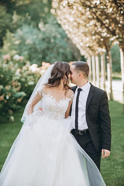 retrato, de, feliz, novia y novio, con, cabeza a cabeza, en, jardín