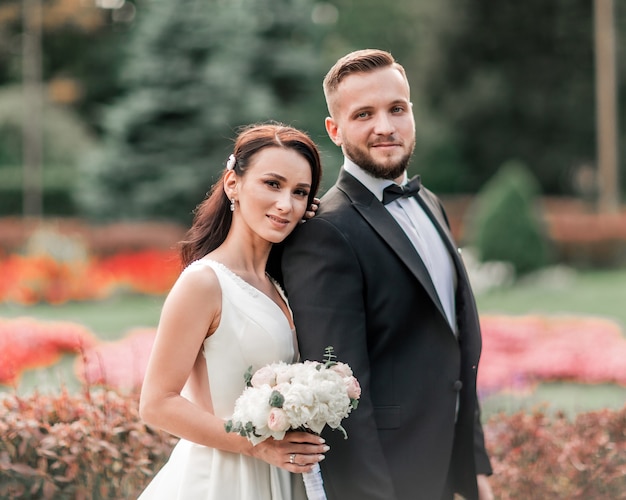 Retrato de feliz novia y el novio en el día de su boda