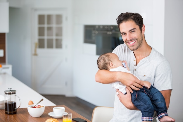 Retrato de feliz padre con bebé