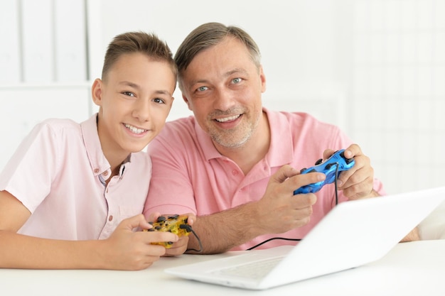 Retrato de feliz padre e hijo jugando