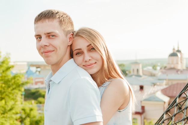 Retrato de la feliz pareja abrazándose riendo