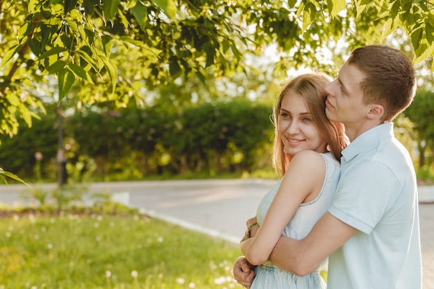 Retrato de la feliz pareja abrazándose riendo