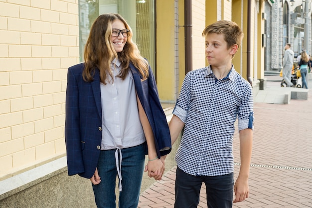 Retrato de la feliz pareja de adolescentes