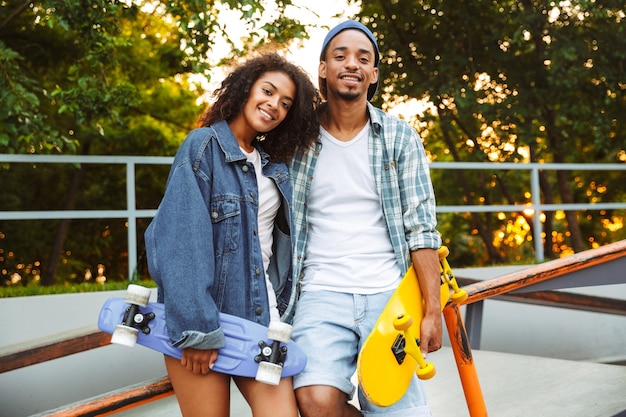 Retrato de una feliz pareja africana joven