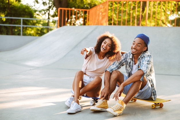 Retrato de una feliz pareja africana joven