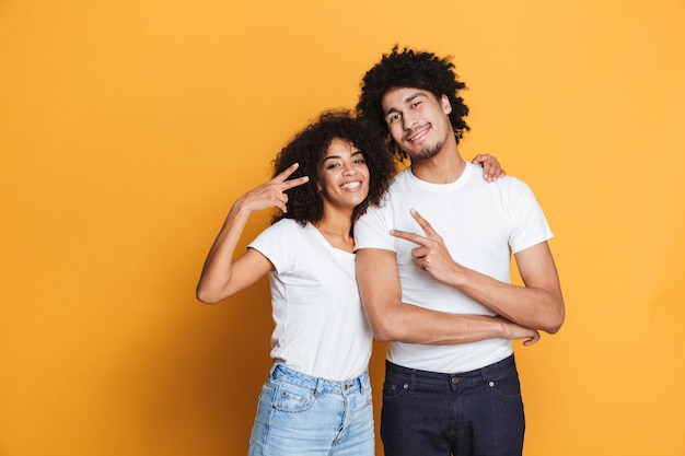 Retrato de una feliz pareja afroamericana