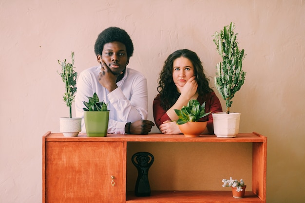 Retrato de la feliz pareja amorosa interracial detrás de la oficina