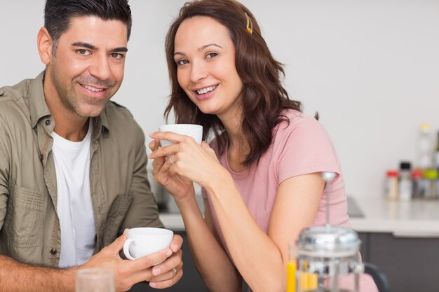 Retrato de una feliz pareja amorosa con taza de café