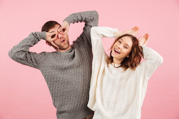 Retrato de una feliz pareja amorosa vestida con suéteres