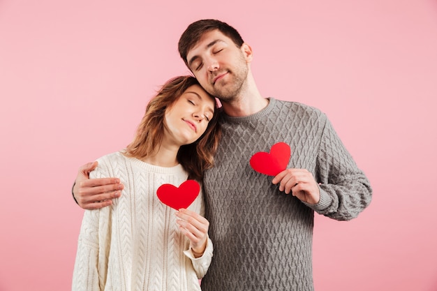 Foto retrato de una feliz pareja amorosa vestida con suéteres