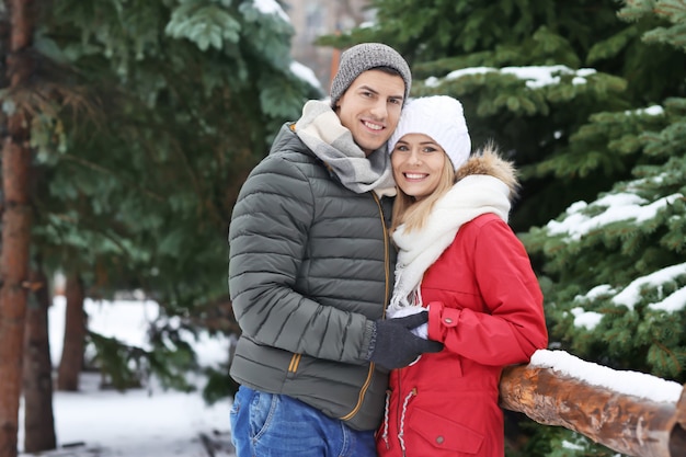 Retrato de feliz pareja amorosa en Winter Park