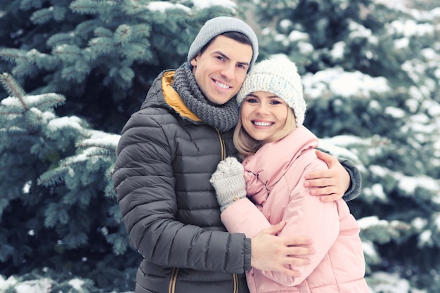 Retrato de feliz pareja amorosa en Winter Park