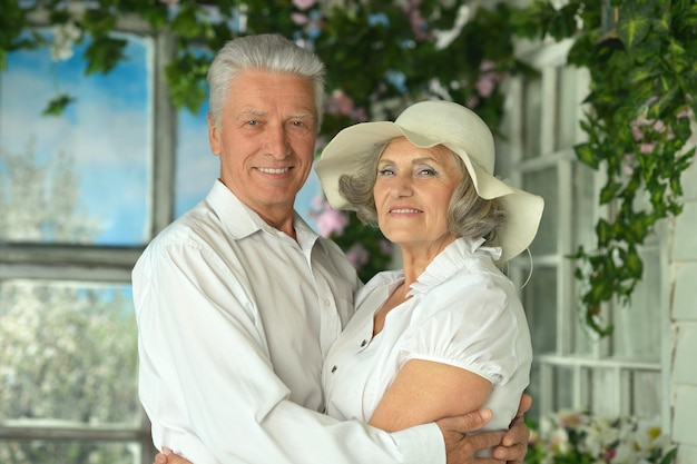 Retrato, de, un, feliz, pareja anciana, se abrazar