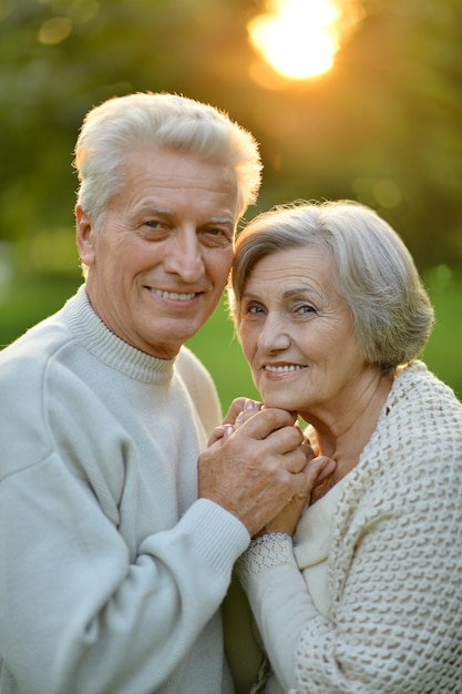 Retrato, de, un, feliz, pareja anciana, se abrazar