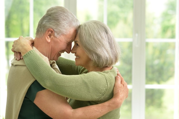 Foto retrato, de, un, feliz, pareja anciana, se abrazar