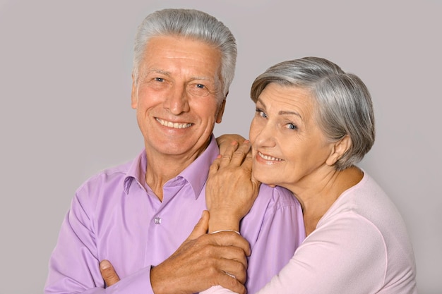 Retrato, de, un, feliz, pareja anciana, se abrazar