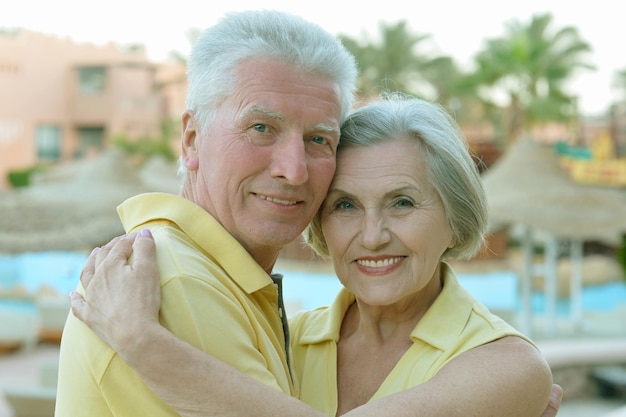 Retrato, de, un, feliz, pareja anciana, se abrazar