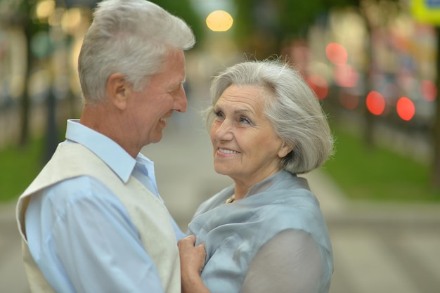 Retrato, de, un, feliz, pareja anciana, se abrazar