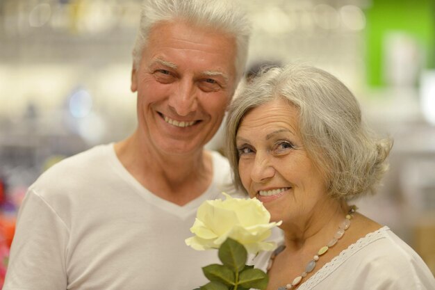 Retrato, de, un, feliz, pareja anciana, se abrazar