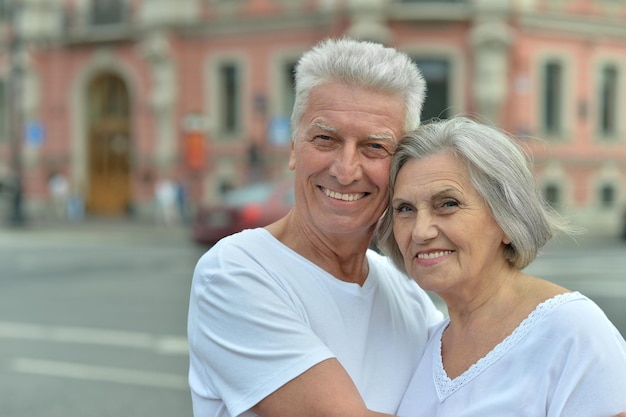 Retrato, de, un, feliz, pareja anciana, se abrazar