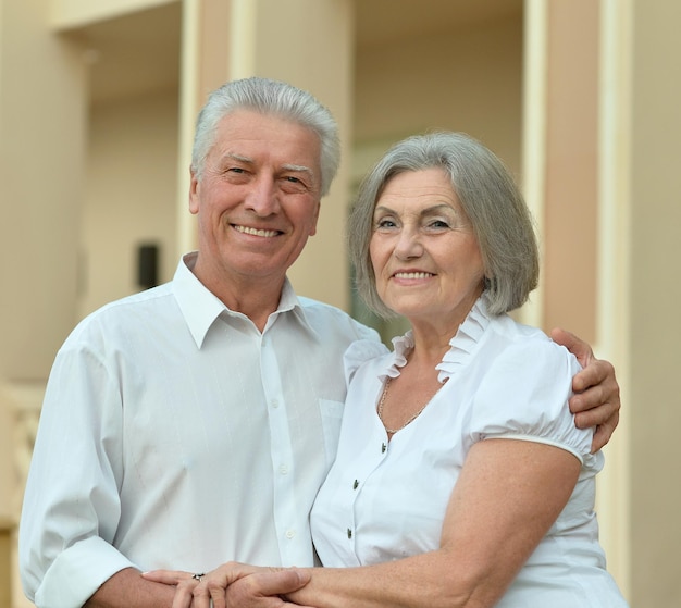 Retrato, de, un, feliz, pareja anciana, se abrazar