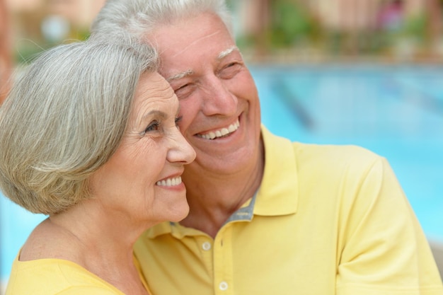 Retrato, de, un, feliz, pareja anciana, se abrazar