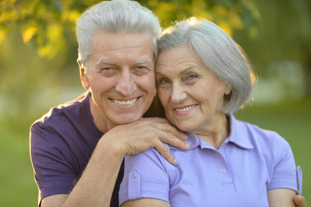 Retrato, de, un, feliz, pareja anciana, se abrazar