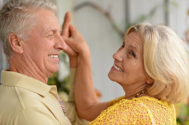 Retrato de una feliz pareja de ancianos abrazándose