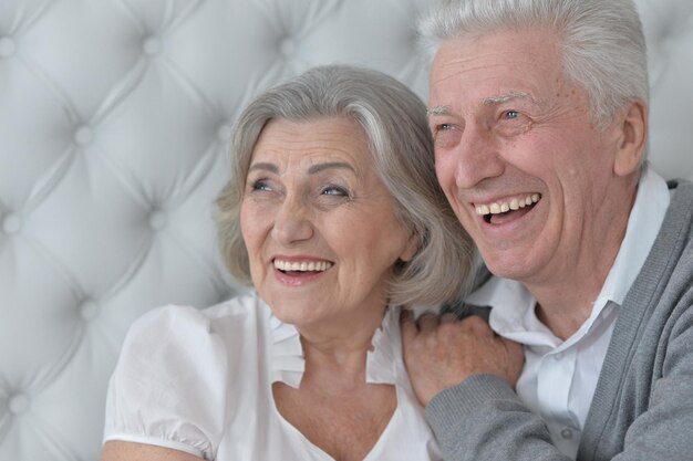 Retrato de una feliz pareja de ancianos abrazándose