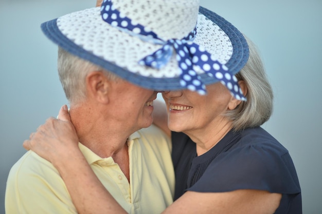 Retrato de una feliz pareja de ancianos enamorada