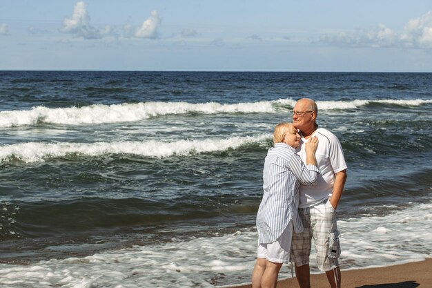 Foto retrato de una feliz pareja de ancianos junto al mar