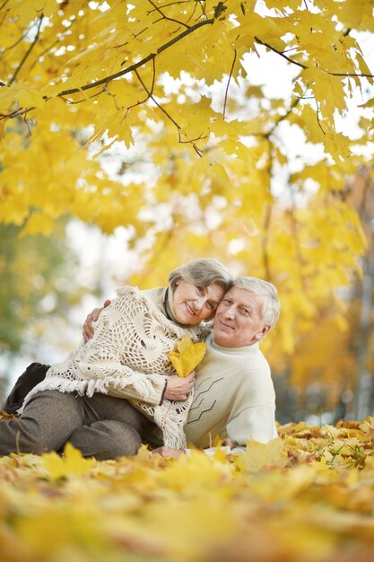 Retrato de una feliz pareja de ancianos juntos