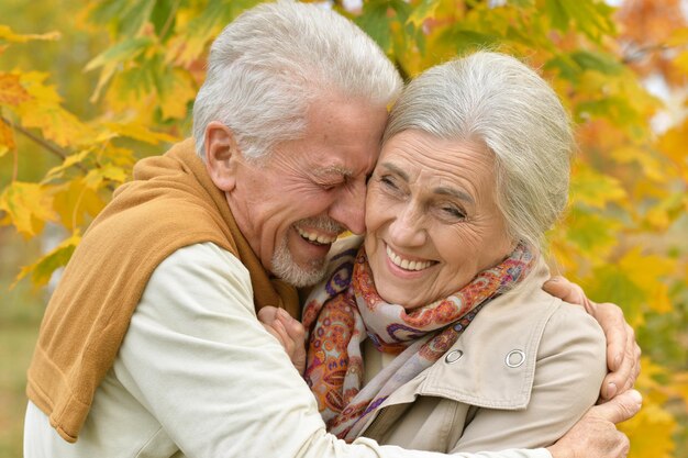 Retrato de una feliz pareja de ancianos en el parque